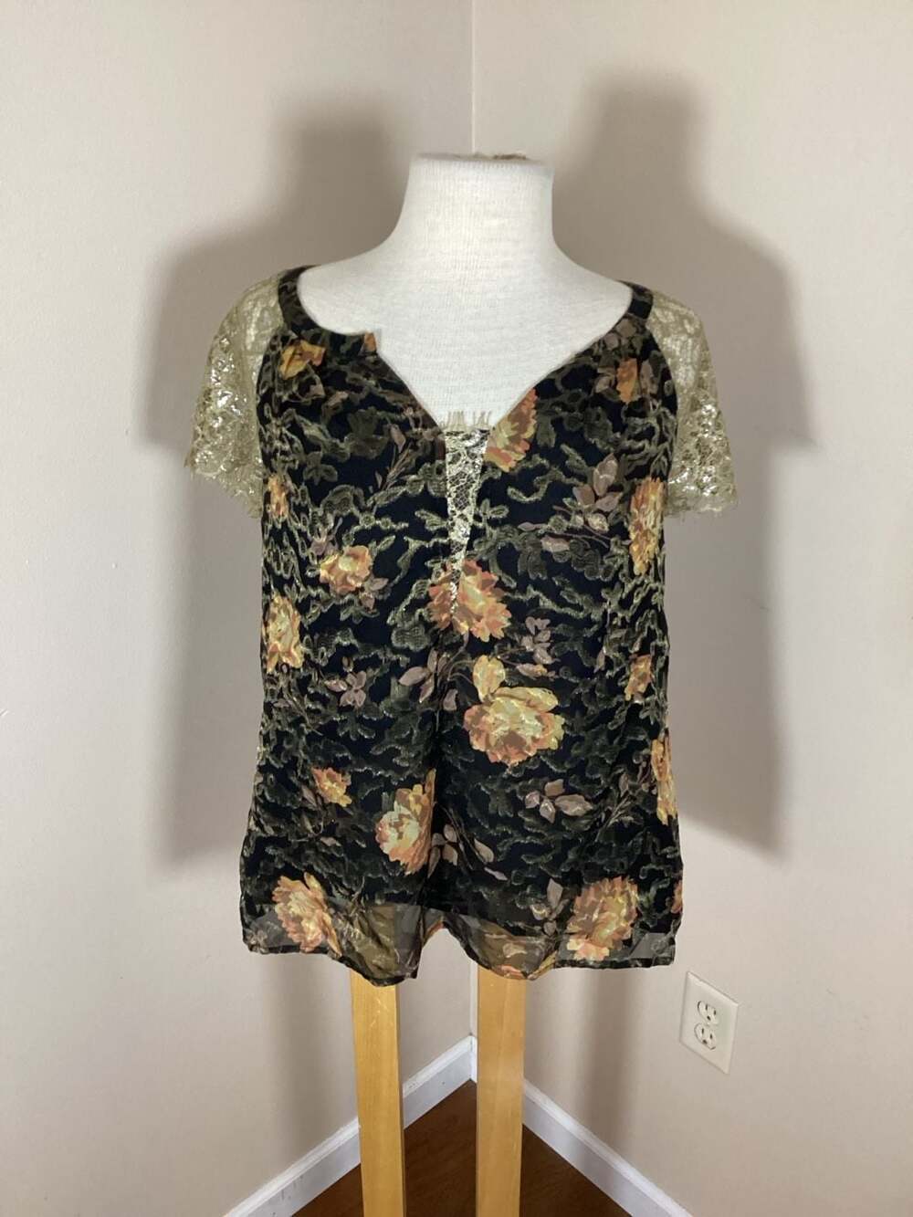 HD in Paris Anthropologie Floral Lace Sleeve Blouse Size 6
